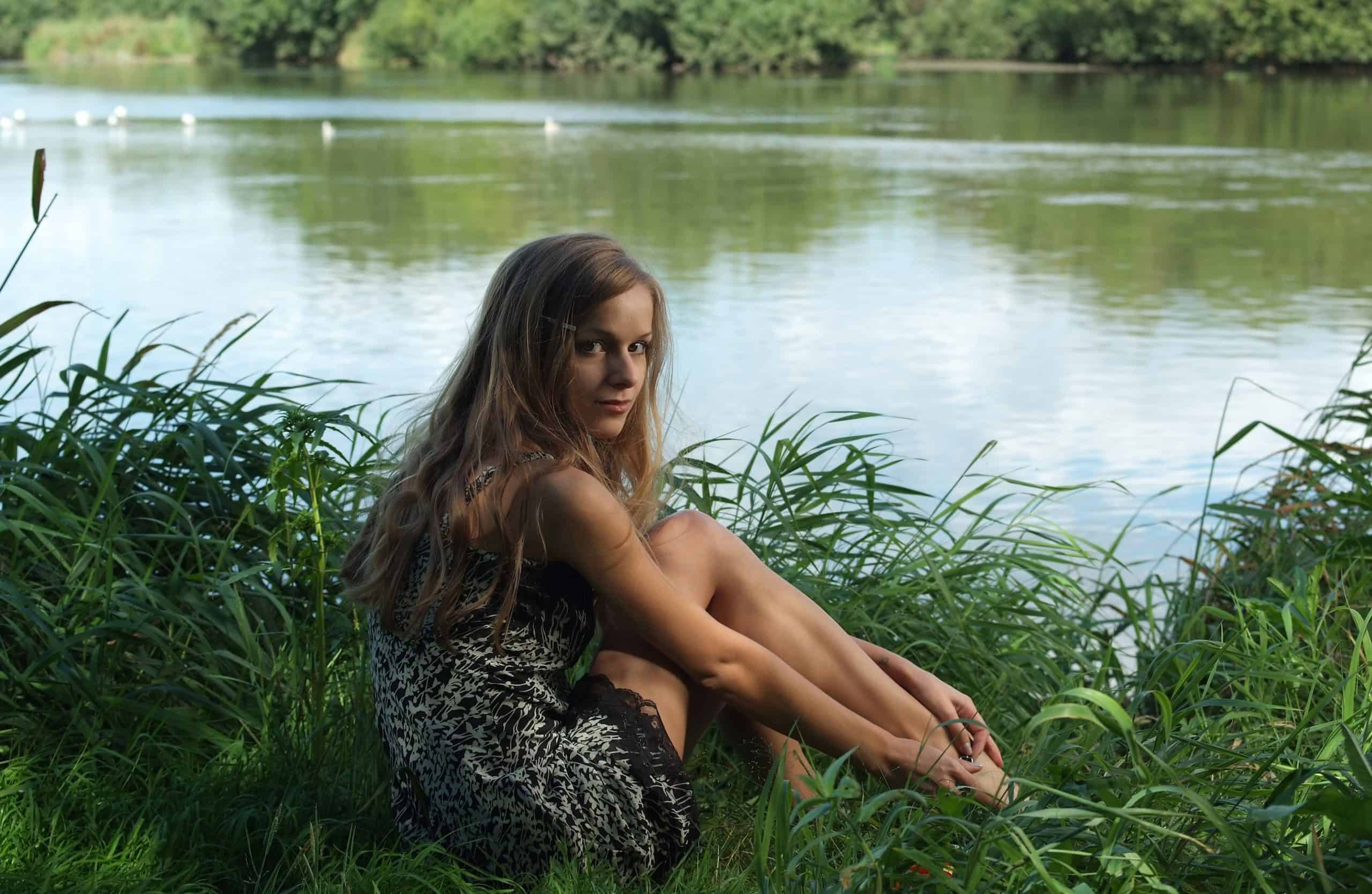 Эротическая фотосессия Brigitte на речке
